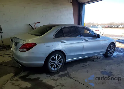 2016 Mercedes-Benz C 300 4Matic z USA, uszkodzony, nr VIN 55SWF4KB7GU120080